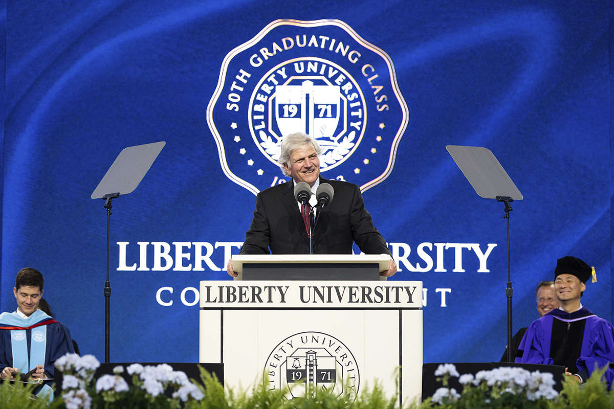 Franklin Graham met en garde les diplômés de Liberty contre la «culture de la confusion», les «mensonges de l'enfer»