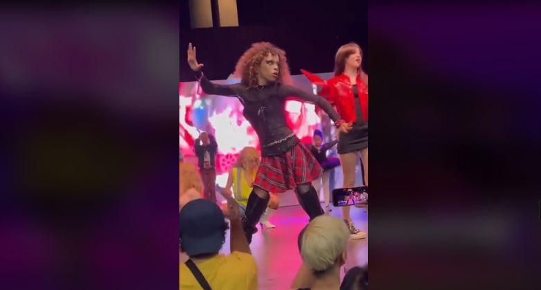 Les enfants, les Teletubbies vus se produire sur scène à la convention de dragsters de Los Angeles organisée par RuPaul