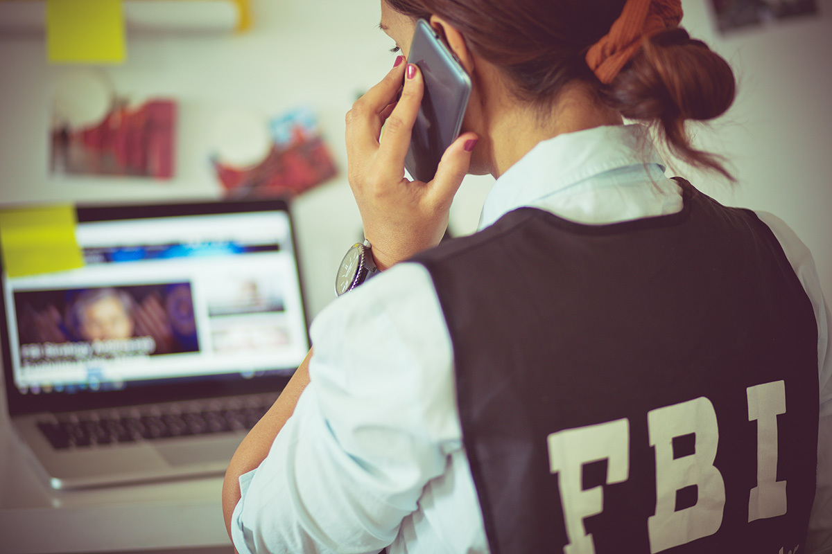 Des agents du FBI visitent la maison de la mère d'un militant pro-vie dans un acte destiné à "intimider", dit-elle