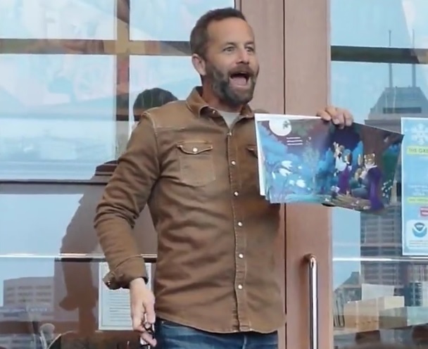 Kirk Cameron pleure des larmes de « gratitude et d'espoir » à l'heure du conte