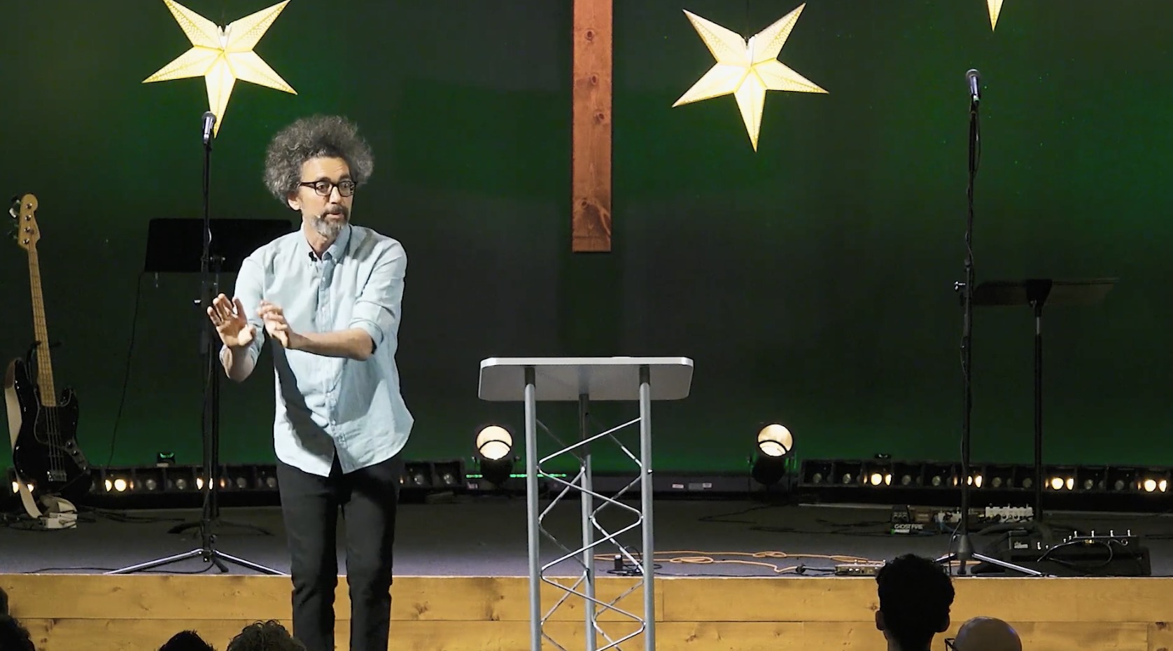 Le pasteur de la méga-église de l'Arizona démissionne au milieu d'une controverse sur l'hyper-spiritualisation du sexe dans le livre