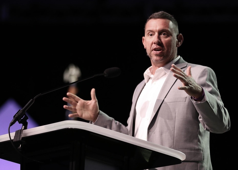 Le chef du SBC dénonce les "groupes de division" dans le sermon de la convention, suscite des réactions négatives et des éloges