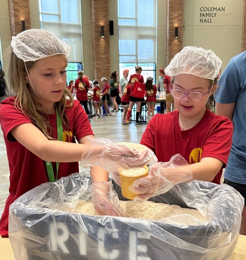 Les enfants de l'église du Texas préparent 9 000 repas pour les nécessiteux dans le cadre du projet Vacation Bible School