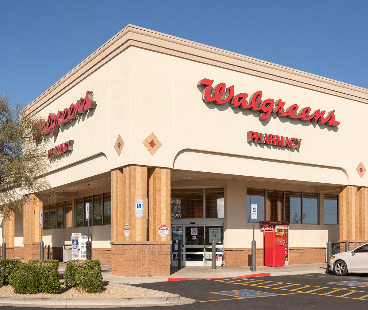 Un pharmacien de Walgreens réprimandé par un client trans pour avoir refusé de remplir une commande d'hormones sexuelles croisées