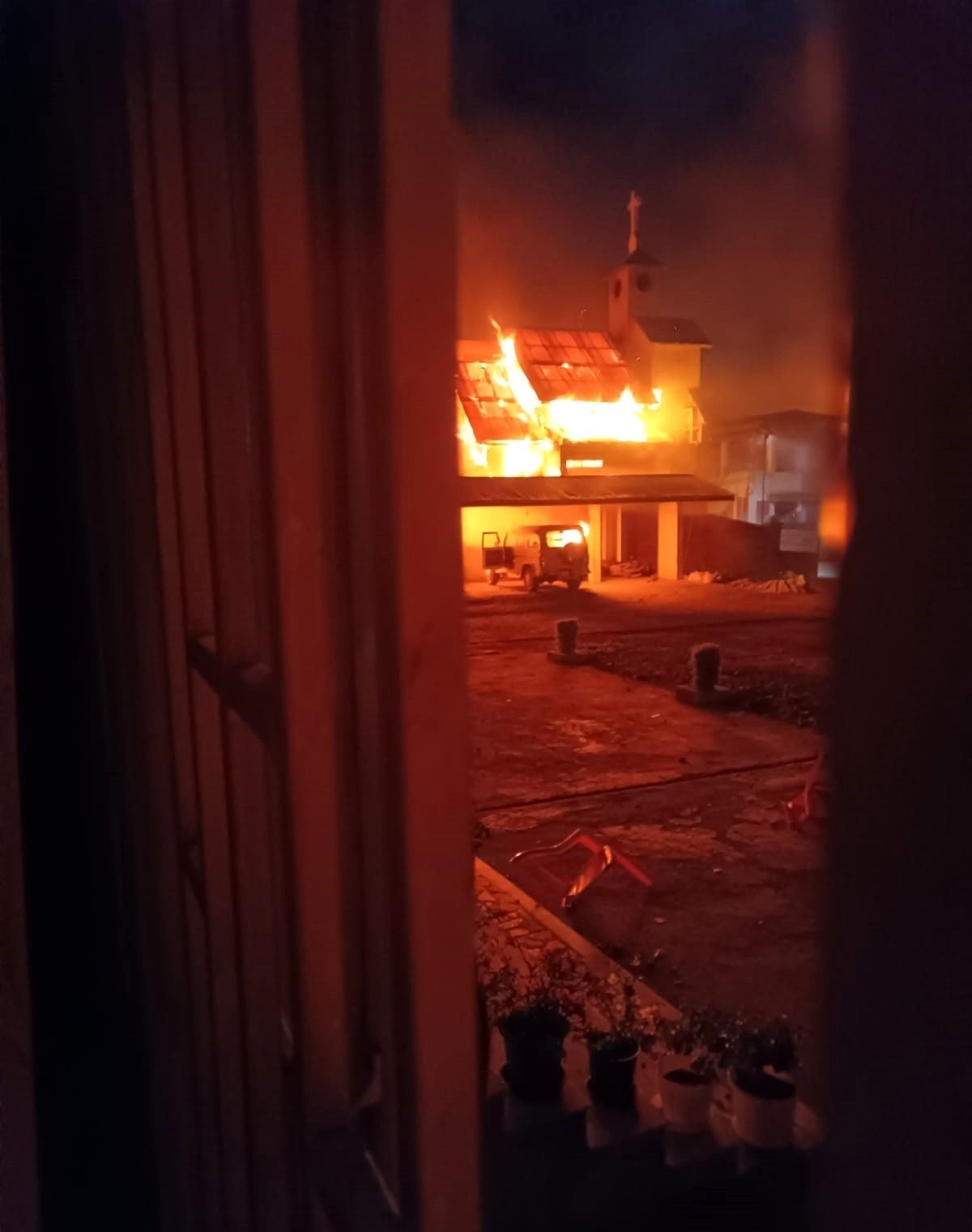 Une famille chrétienne échappe de peu à la mort alors que sa maison est incendiée au milieu de la violence ethnique en Inde