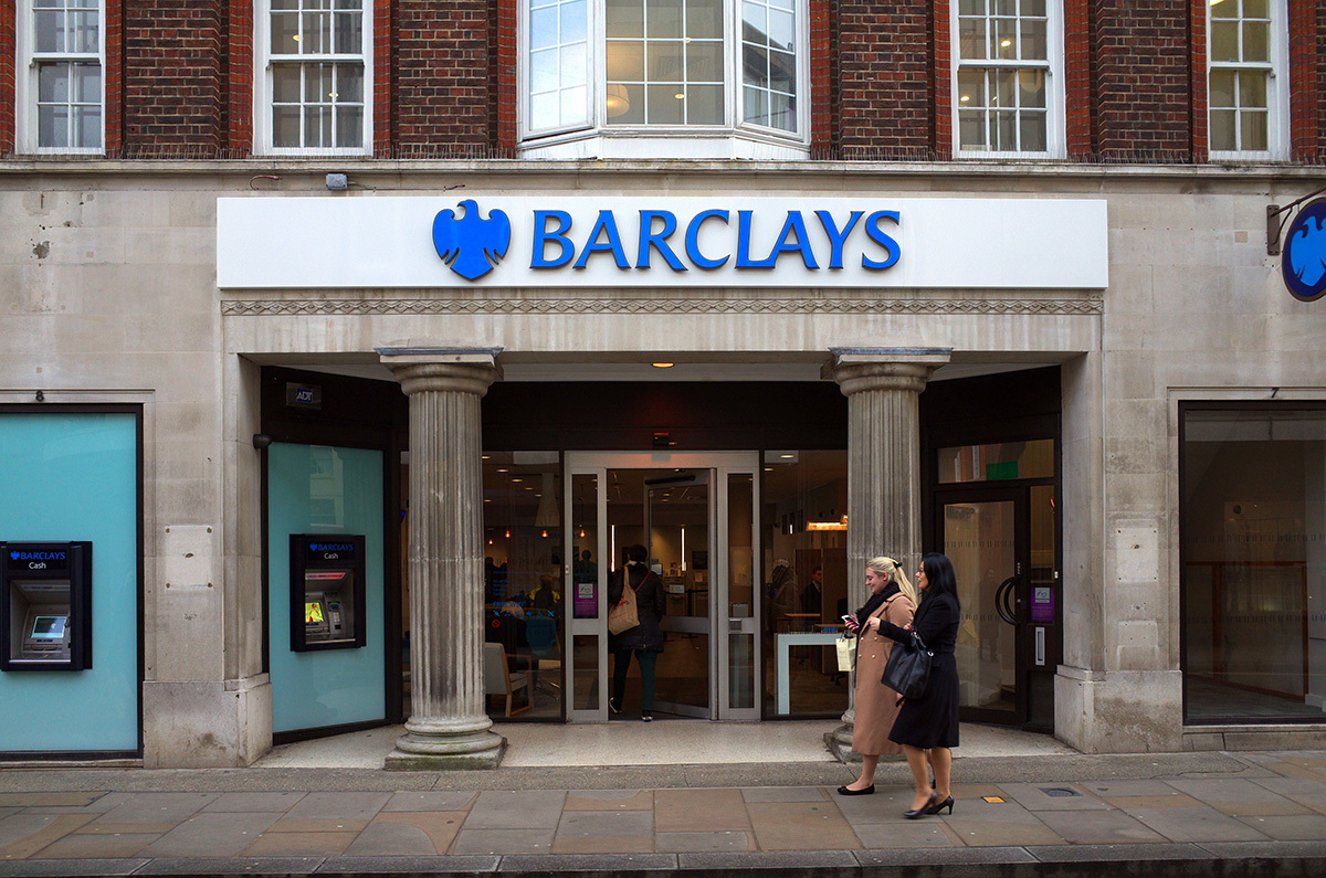 Des chrétiens protestent contre la Barclays Bank pour avoir fermé le compte d'une association caritative sous la pression d'activistes LGBT "cruels"