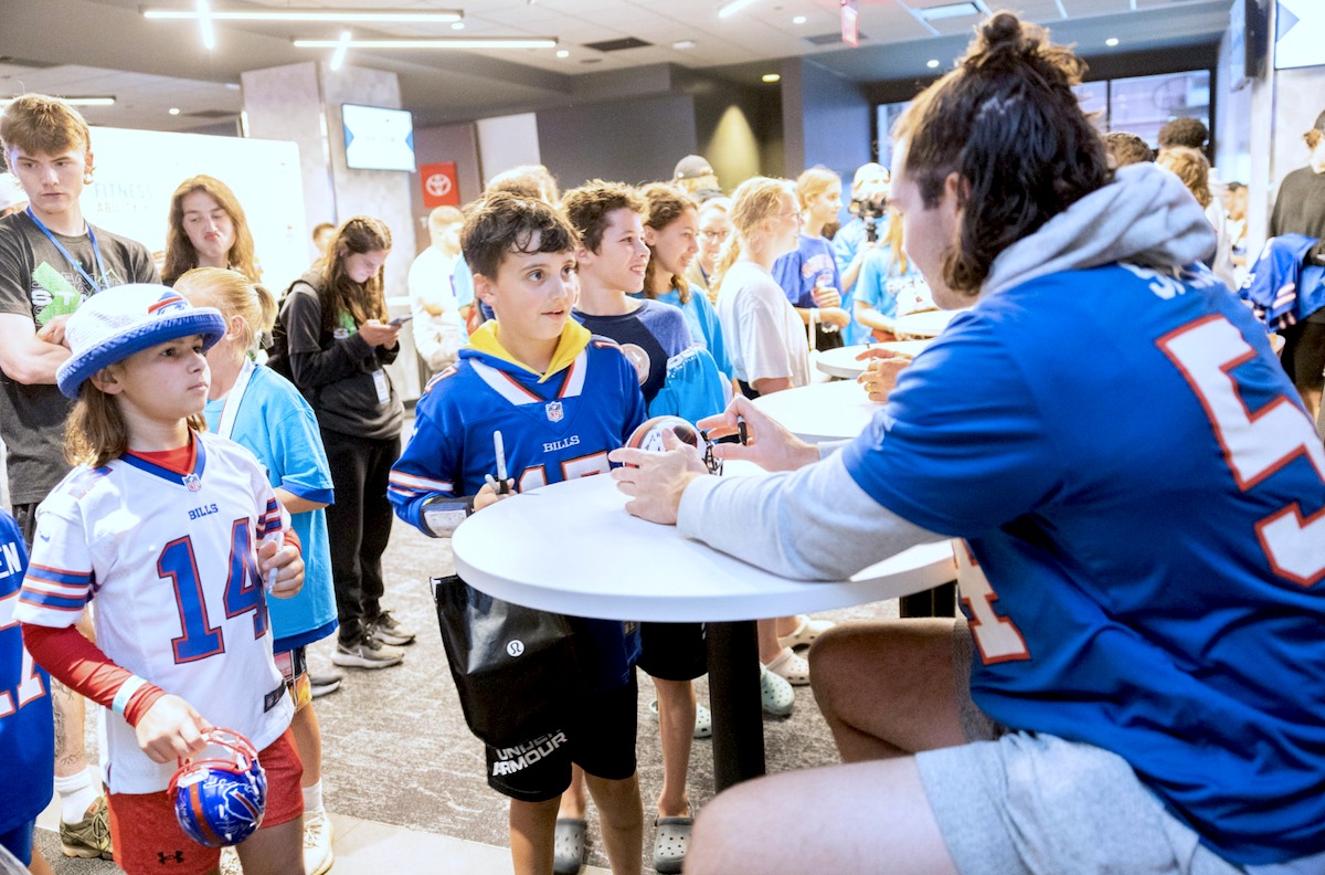 Des étudiants-athlètes donnent leur vie au Christ lors d'un événement avec Damar Hamlin, joueurs des Buffalo Bills