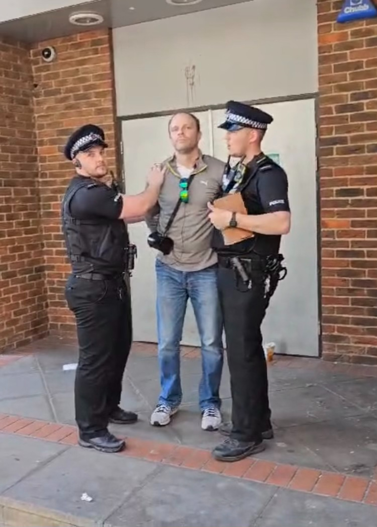 Un prédicateur de rue américain arrêté en Angleterre pour avoir prêché lors d'un événement de fierté LGBT