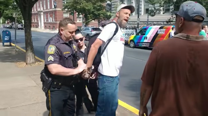 Un prédicateur de rue arrêté pour avoir lu des versets bibliques lors d'un événement de fierté LGBT