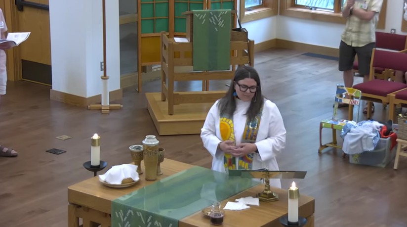 Une pasteure luthérienne dirige l'église dans une prière de "croyance étincelante" à Dieu "non binaire", dit que Jésus-Christ avait "2 papas"