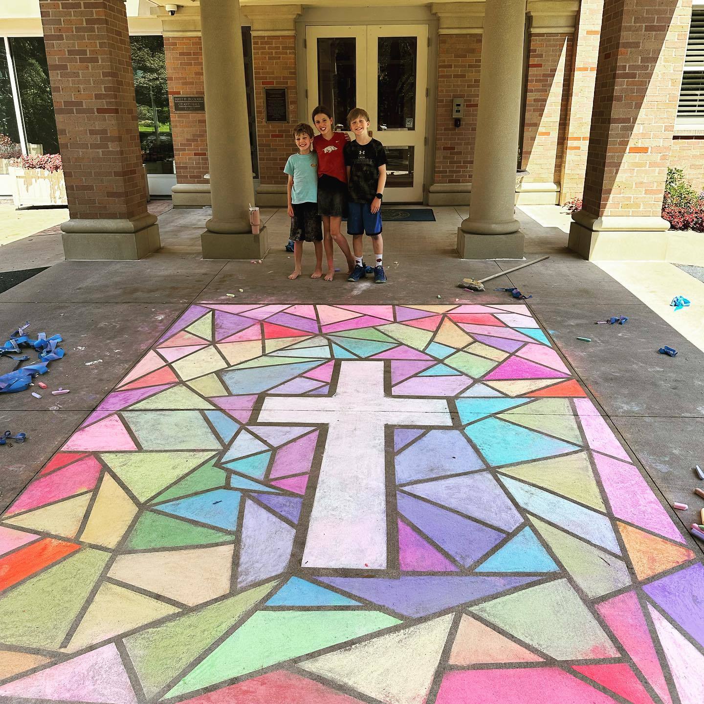 Sarah Huckabee Sanders dit qu'elle ne retirera pas la croix de craie des trottoirs des enfants au manoir du gouverneur