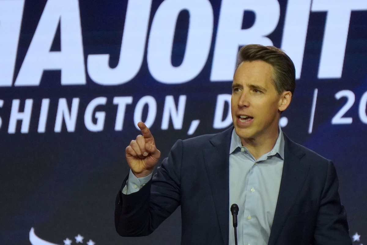 Josh Hawley critiqué pour avoir publié une fausse citation de Patrick Henry affirmant que les États-Unis étaient fondés "sur l'Évangile"