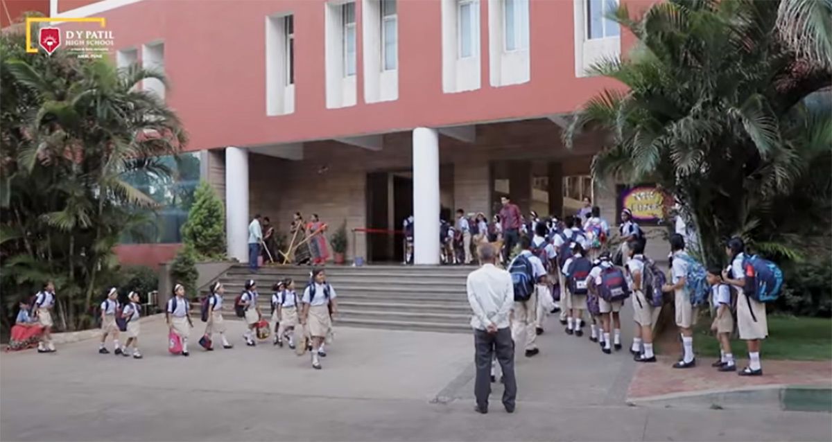 Une foule de parents a brutalement battu le directeur d'un lycée indien pour des allégations de "prière chrétienne"