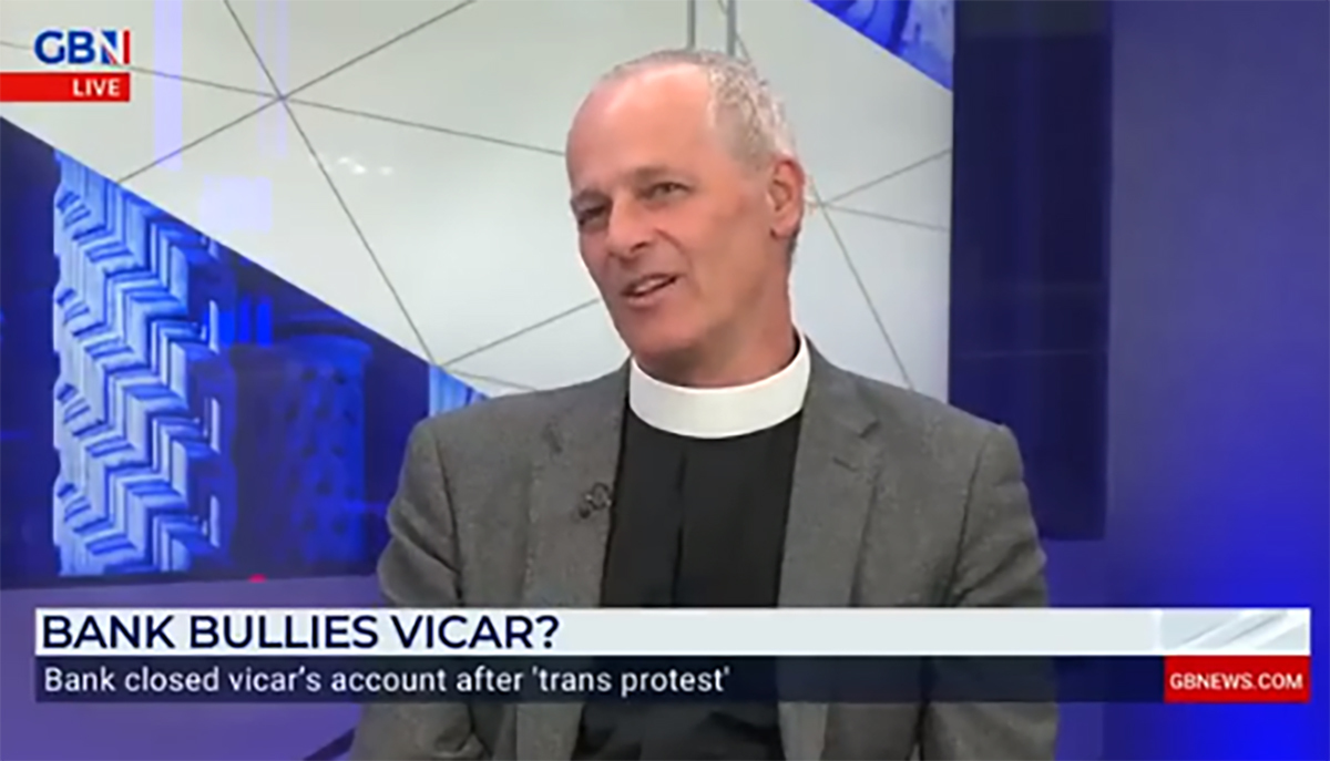 La banque ferme le compte du vicaire anglican pour s'être opposé à sa promotion de l'idéologie trans