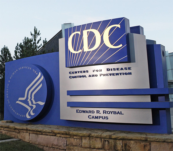 Le CDC conseille aux hommes biologiques d'« allaiter » leurs bébés ; les experts s'inquiètent des risques pour les enfants