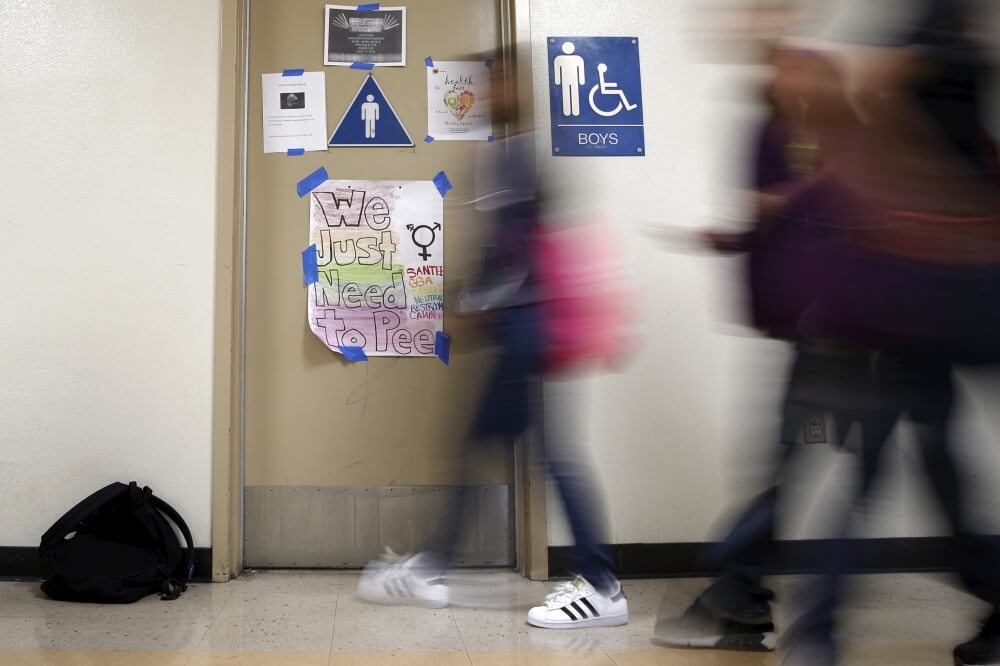 Le district scolaire du Wisconsin doit permettre à un élève masculin biologique d'utiliser la salle de bain des filles, selon les règles du juge