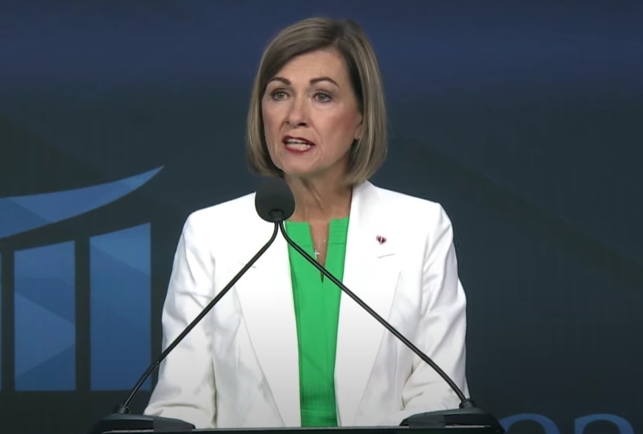Le gouverneur de l'Iowa, Reynolds, signe l'interdiction de l'avortement au rythme cardiaque lors du sommet sur le leadership familial avec Tucker Carlson