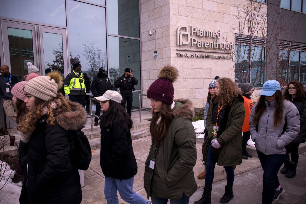 Le maire de Chicago, Brandon Johnson, appelle à l'application de la loi contre les conseillers de trottoir pro-vie