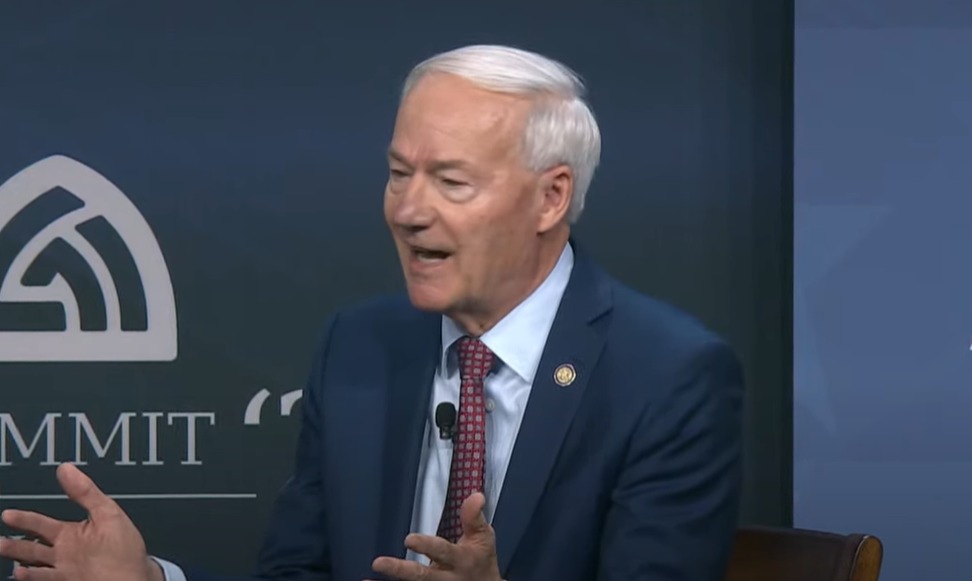 Asa Hutchinson défend le projet de loi de veto interdisant les procédures de changement de sexe pour les enfants dans Tucker Q&A