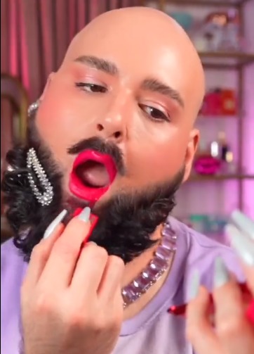 Maybelline déclenche des appels au boycott pour une publicité mettant en scène un homme barbu appliquant du rouge à lèvres