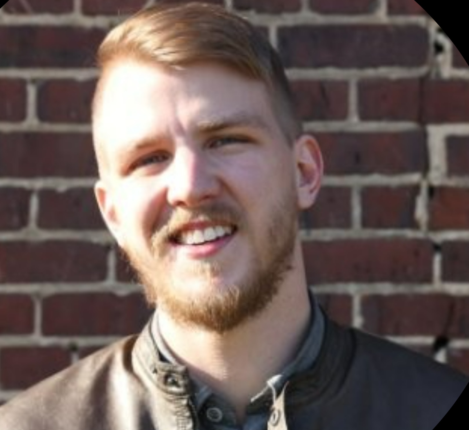 Un pasteur de la jeunesse qui a filmé des filles mineures dans les toilettes de l'église fait maintenant face à 46 chefs d'accusation