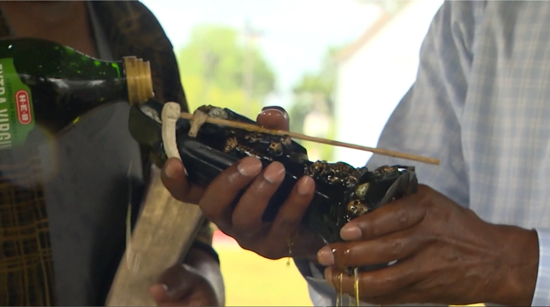 Une méga-église de Houston exorcise une statue "démoniaque" trouvée sur une propriété avec des flammes