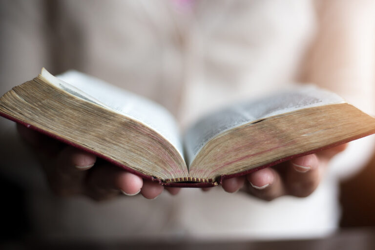 La moitié des membres de la génération Z disent que leur vie a été « transformée » par le message de la Bible : étude
