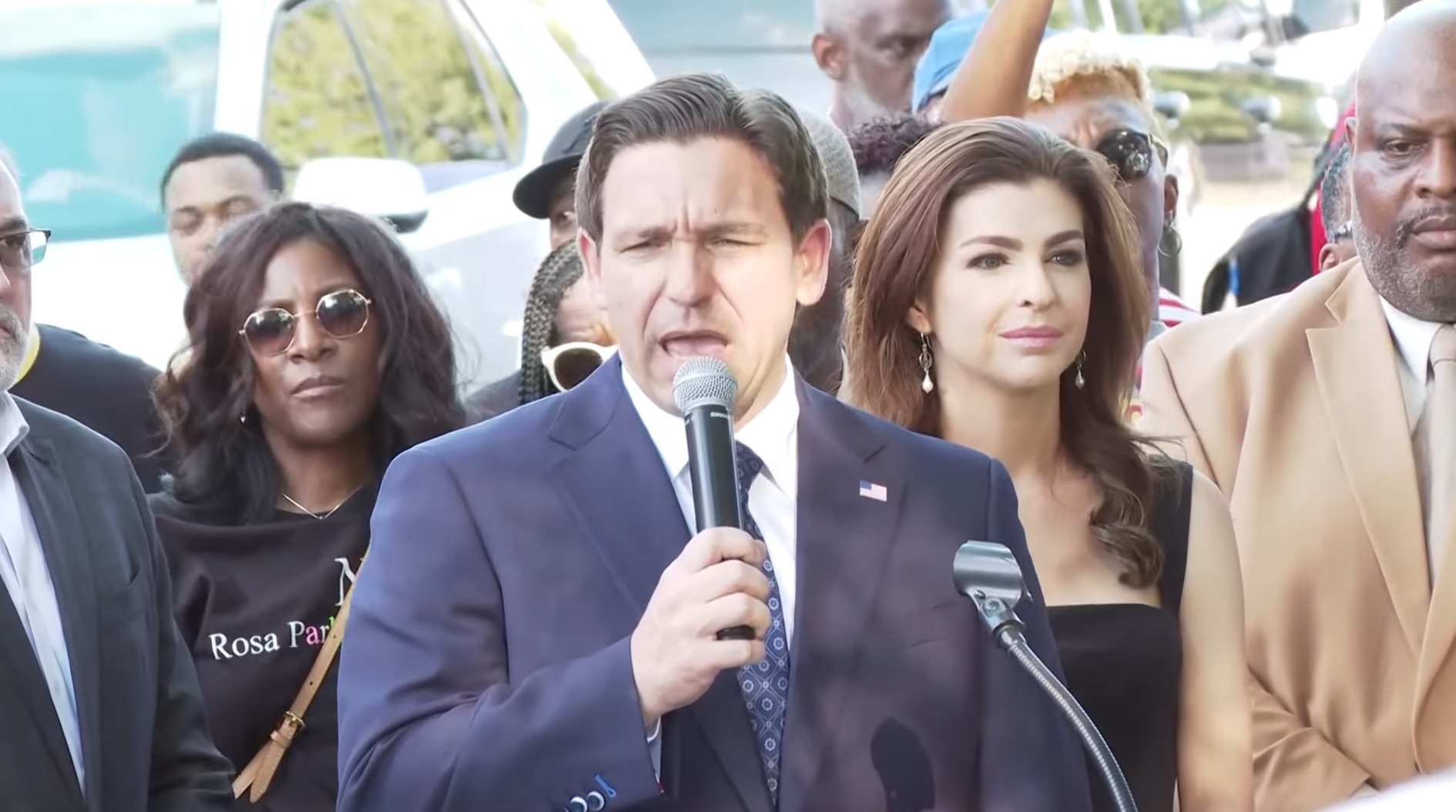 Ron DeSantis qualifie le tireur raciste du Dollar General de « salaud de la ligue majeure » lors d'une veillée de prière