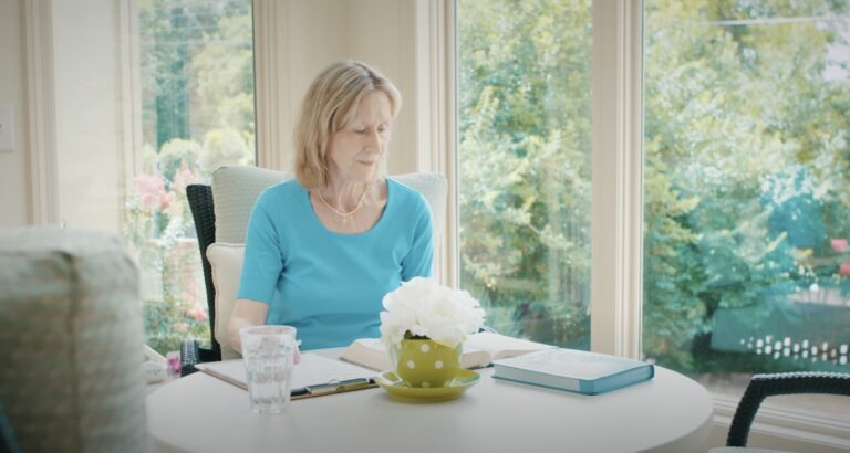 L&rsquo;auteur de « Jesus Calling », Sarah Young, dont la santé se détériore rapidement, l&rsquo;éditeur appelle à la prière