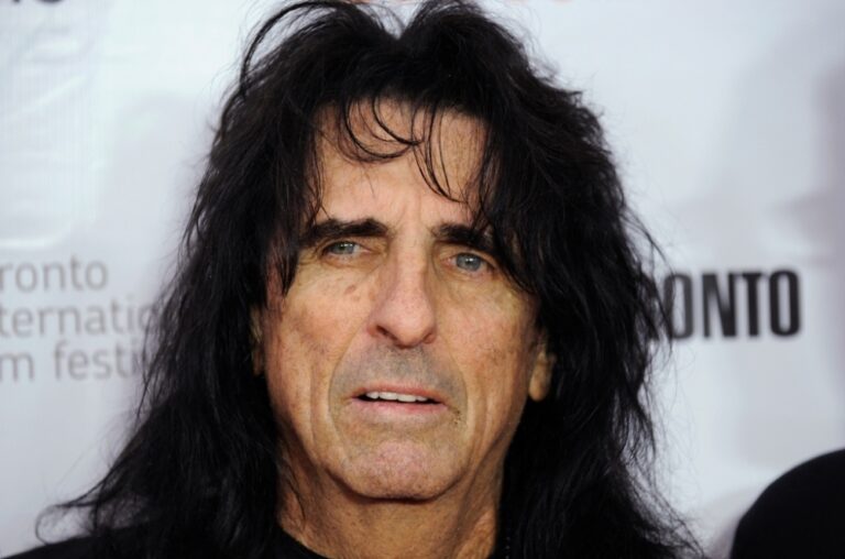 Vampyre Cosmetics rompt ses liens avec Alice Cooper après que le rockeur ait exprimé ses inquiétudes concernant l&rsquo;idéologie trans