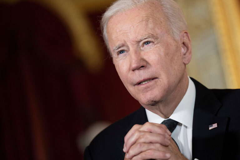 Biden critiqué pour sa remarque « sourde » comparant les incendies de forêt à Hawaï à la quasi-perte de sa Corvette