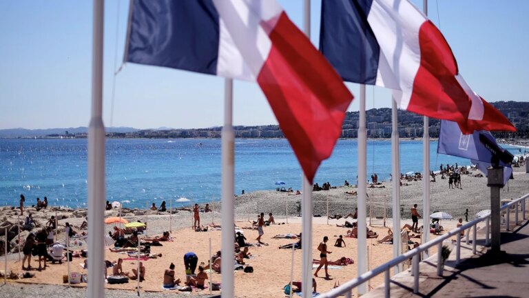 Les Français sont religieux à l&rsquo;égard des vacances d&rsquo;été.  Sont-ils religieux pendant cela ?