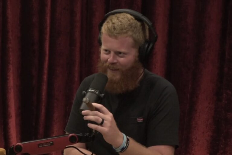 Oliver Anthony partage l&rsquo;Évangile avec Joe Rogan et dit que Dieu l&rsquo;a sauvé du suicide : « Faites de lui le centre d&rsquo;intérêt »