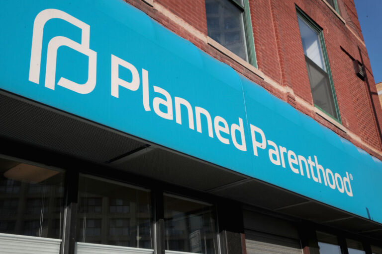 Planned Parenthood propose des vasectomies gratuites aux hommes dans une clinique mobile appelée « Casse-Noisette »