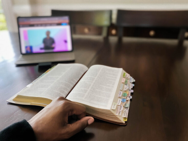 Auteur de « Liturgies numériques » sur la façon dont les chrétiens peuvent vivre sagement à l&rsquo;ère d&rsquo;Internet