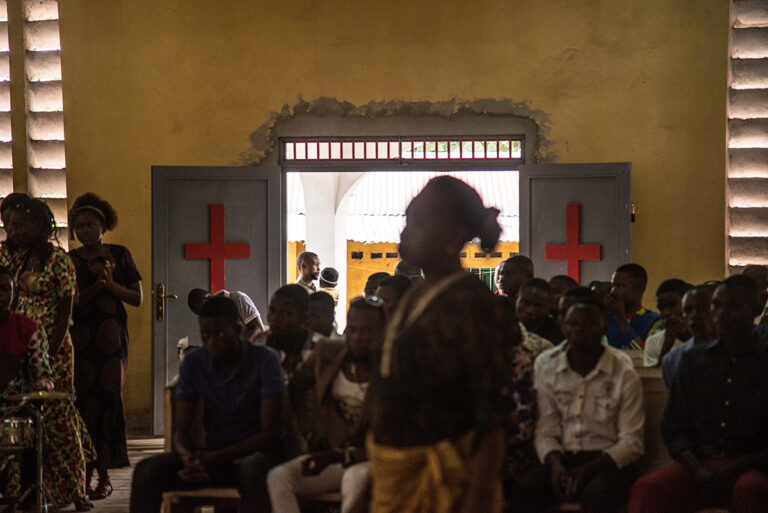 L&rsquo;armée de la RDC accusée du massacre d&rsquo;une église qui a fait 48 morts (rapport)