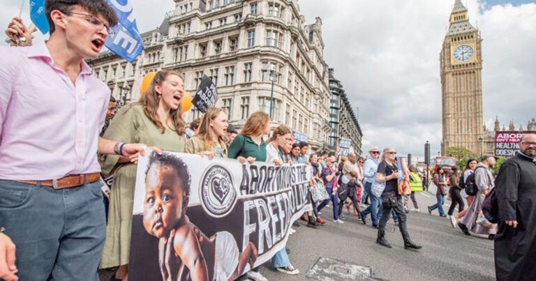 7 000 personnes rejoignent la Marche pour la vie au Royaume-Uni sur la place du Parlement à Londres et déplorent le nombre d&rsquo;avortements le plus élevé jamais enregistré.