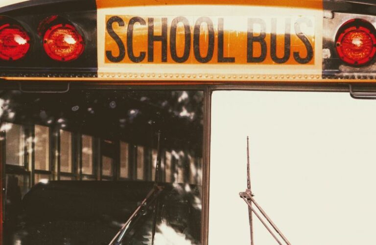 Accident de bus : 1 enfant tué, 26 blessés par un homme relâché après un passage illégal de la frontière