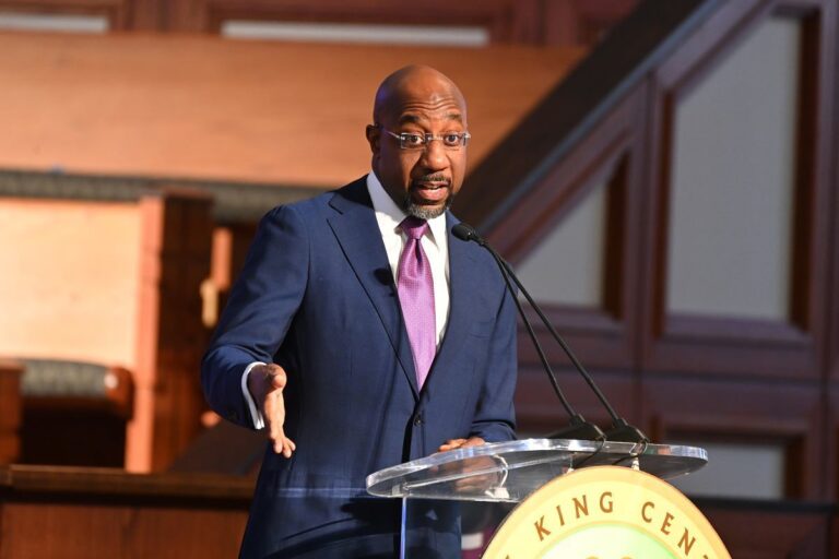 Le sénateur Raphael Warnock, pasteur baptiste d&rsquo;Ebenezer, pourrait avoir violé les lois sur la divulgation, suggère un organisme de surveillance
