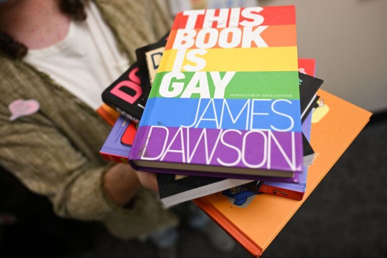 Le district scolaire propose des livres qui apprennent aux enfants à explorer les « bizarreries » grâce au porno et aux applications de sexe gay