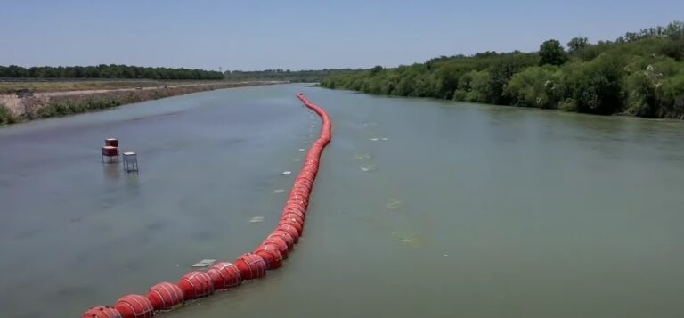 Le Texas doit supprimer les barrières flottantes sur le Rio Grande, selon les règles du juge