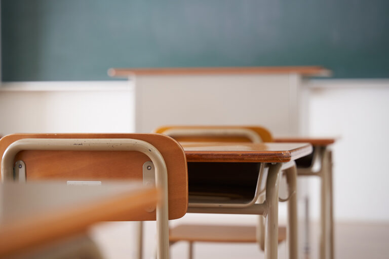 Un professeur d&rsquo;école chrétienne arrêté pour avoir eu des relations sexuelles avec des élèves et envoyé des photos nues