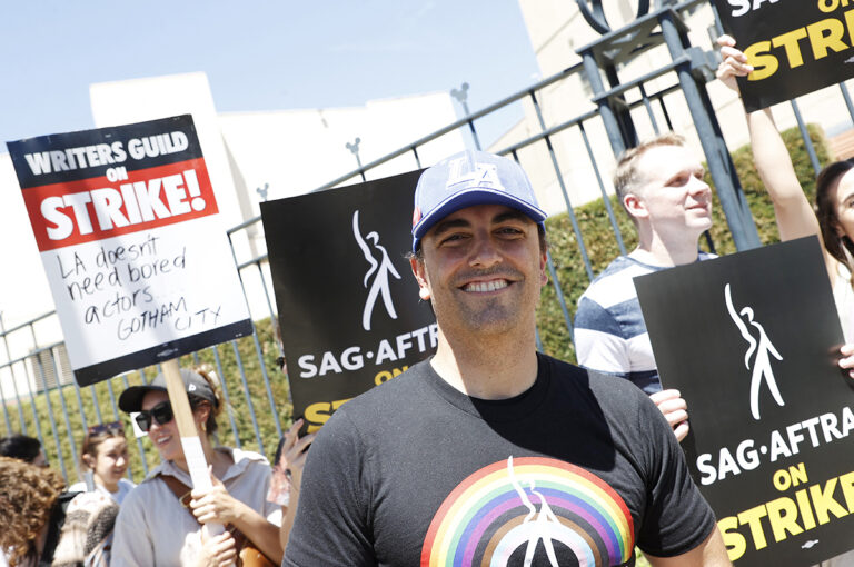 Le maire de Californie reçoit une « fessée » de la part d&rsquo;un artiste de drag lors d&rsquo;une collecte de fonds démocrate