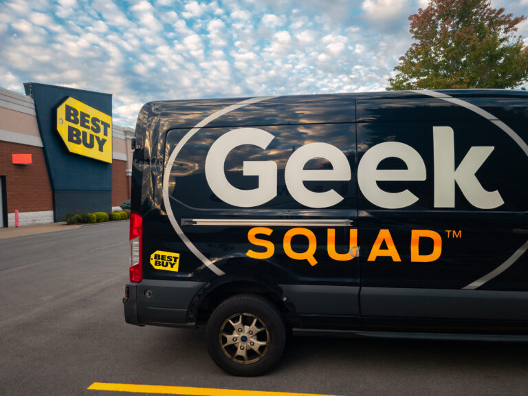 Best Buy licencie un lanceur d&rsquo;alerte après des fuites d&rsquo;un manager disant que les affichages chrétiens ne sont pas OK, mais que la formation LGBT l&rsquo;est