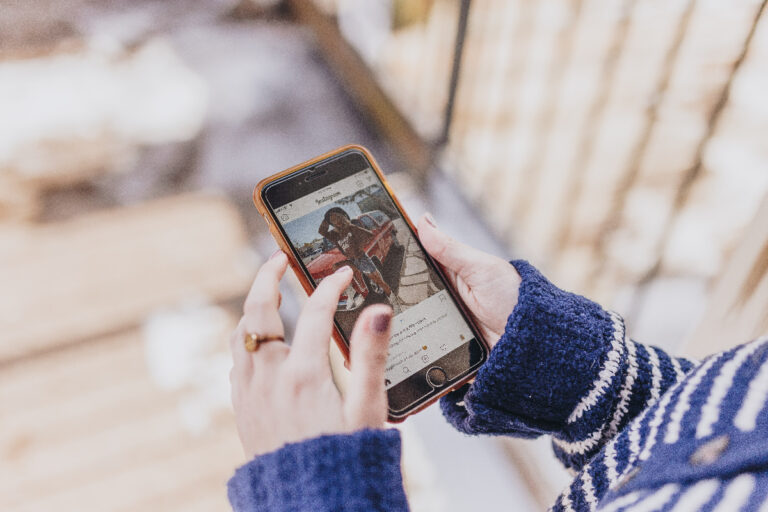 Défilement excessif sur TikTok, les applications peuvent entraîner des problèmes de sommeil mais les Américains en sont accros : étude