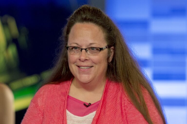 Kim Davis condamnée à payer 100 000 $ pour avoir refusé de délivrer une licence de mariage gay et fera appel