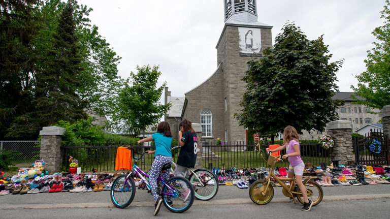 L’archevêque canadien dénonce le manque d’intérêt des médias après qu’une enquête n’a révélé aucun reste dans une église catholique