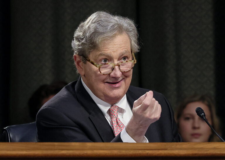 Le sénateur Kennedy lit à haute voix des livres à caractère sexuel trouvés dans les bibliothèques scolaires et que les démocrates ne veulent pas interdire