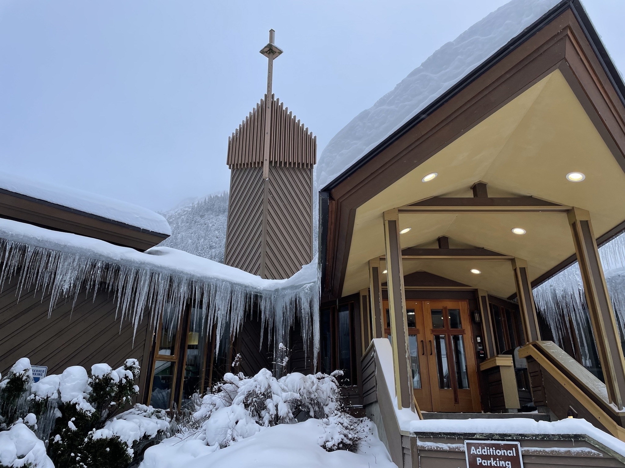 Une église divisée dans une ville d'Alaska aux hivers rigoureux met fin au refuge pour les sans-abri par temps froid