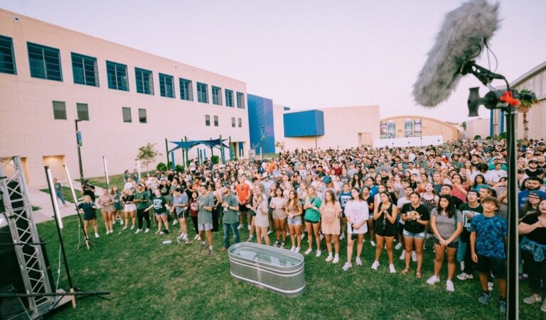 Plus de 1 000 étudiants assistent à l&rsquo;événement de culte Texas A&M Corpus Christi ;  124 baptisés
